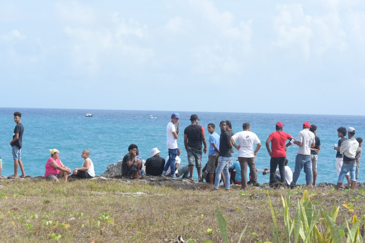 Curiosos observan la yola.