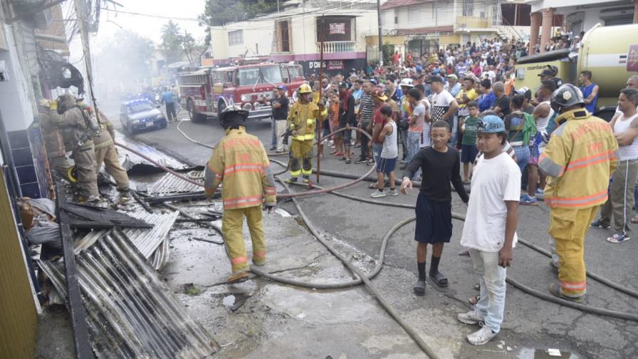 Fuego afecta a varios locales comerciales en zona sur de Santiago 