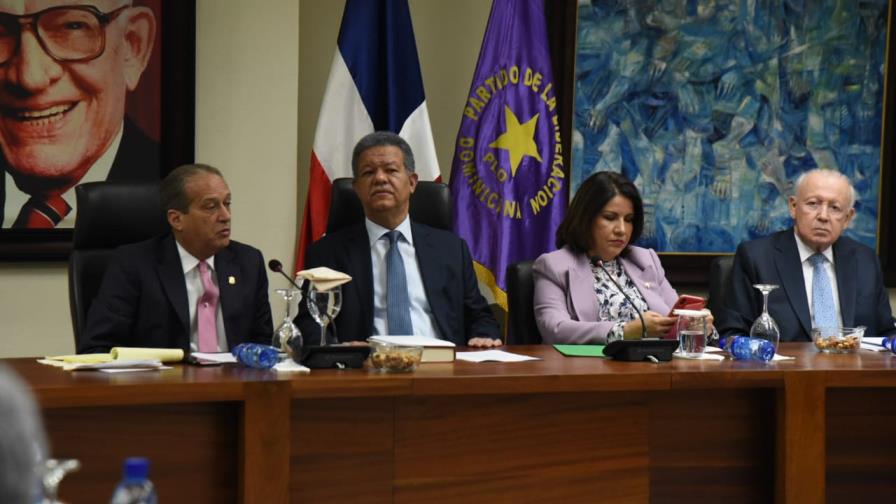 Comité Político del PLD se reúne y conforma comisión para adecuar estatutos a nuevas leyes electorales Comité Político del PLD se reúne y conforma comisión para adecuar estatutos a nuevas leyes electorales