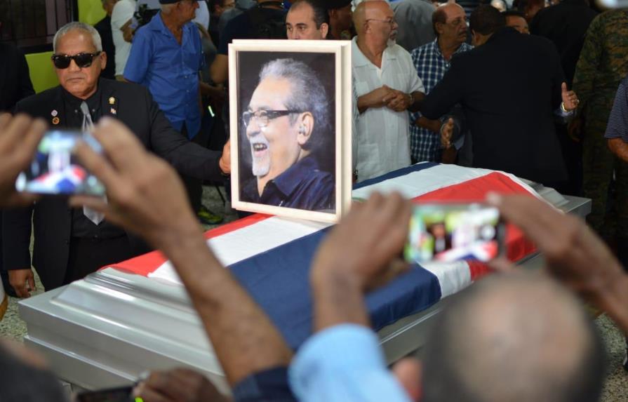A ritmo de sus canciones, miles de personas dan último adiós a Anthony Ríos
