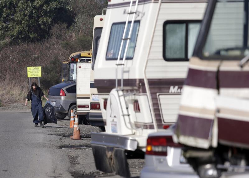 Un estacionamiento hecho refugio para quienes viven en sus autos en California  