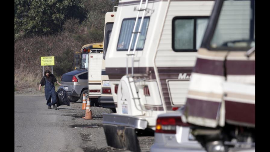 Un estacionamiento hecho refugio para quienes viven en sus autos en California  