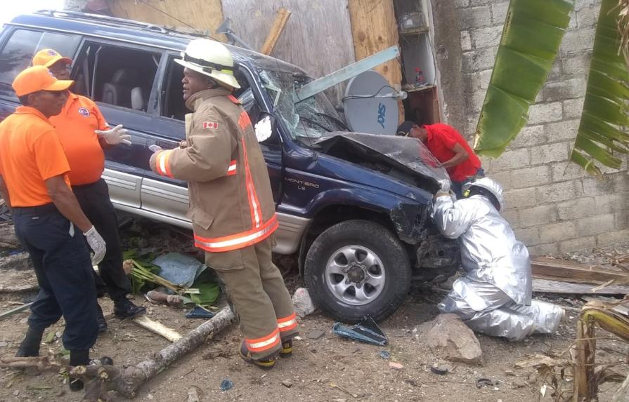 Tres muertos tras estrellarse yipeta contra vivienda en El Seibo
