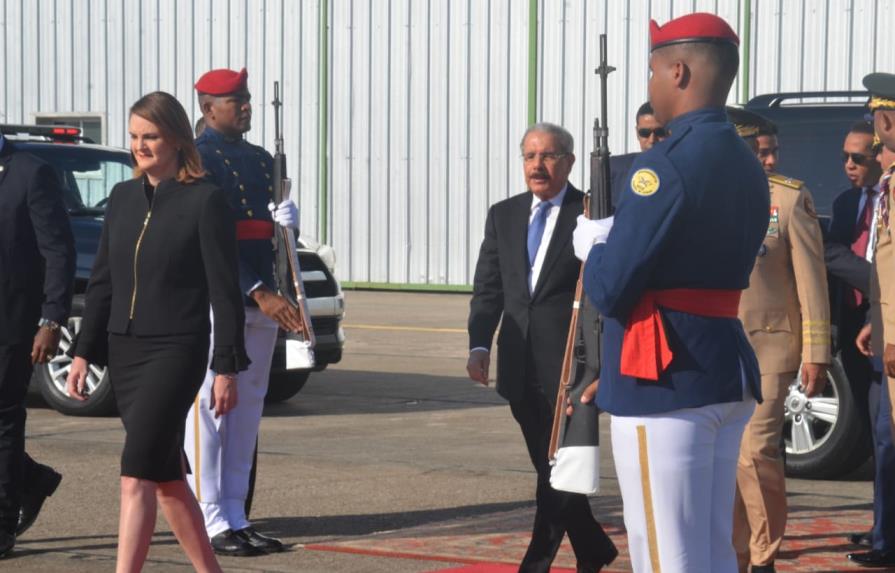 Danilo Medina sale a Miami a reunión con Trump