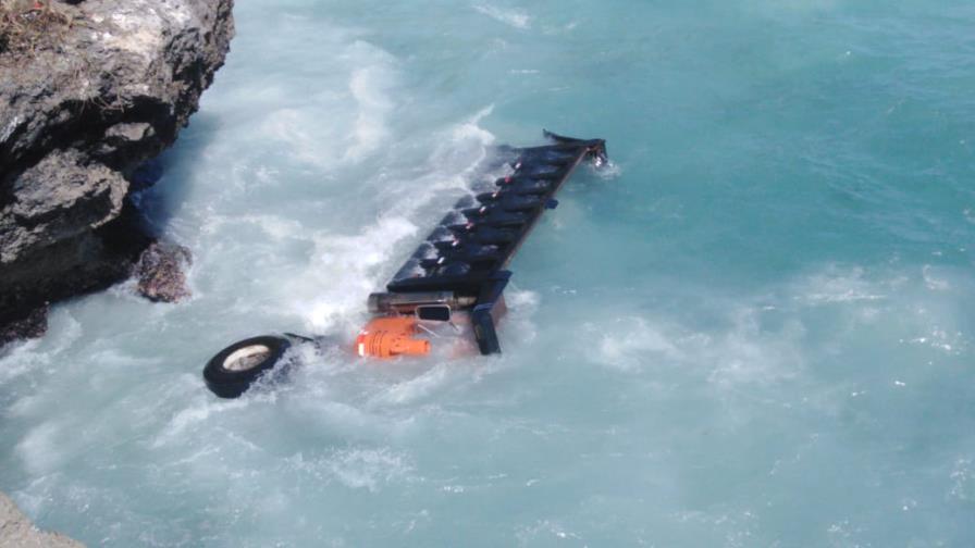 Al menos un muerto y dos heridos al caer un camión al mar en autopista Las Américas