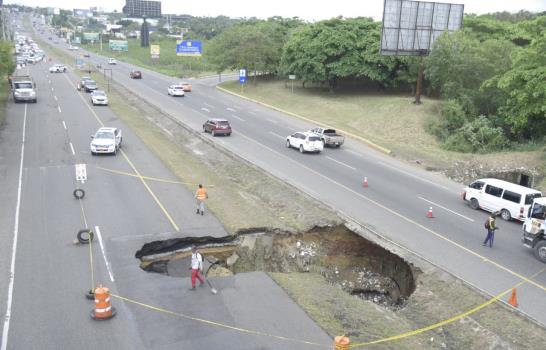 Derrumbe de tramo de la autopista Duarte, en Santiago, dificulta tránsito en la zona