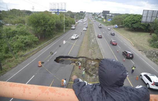 Derrumbe de tramo de la autopista Duarte, en Santiago, dificulta tránsito en la zona