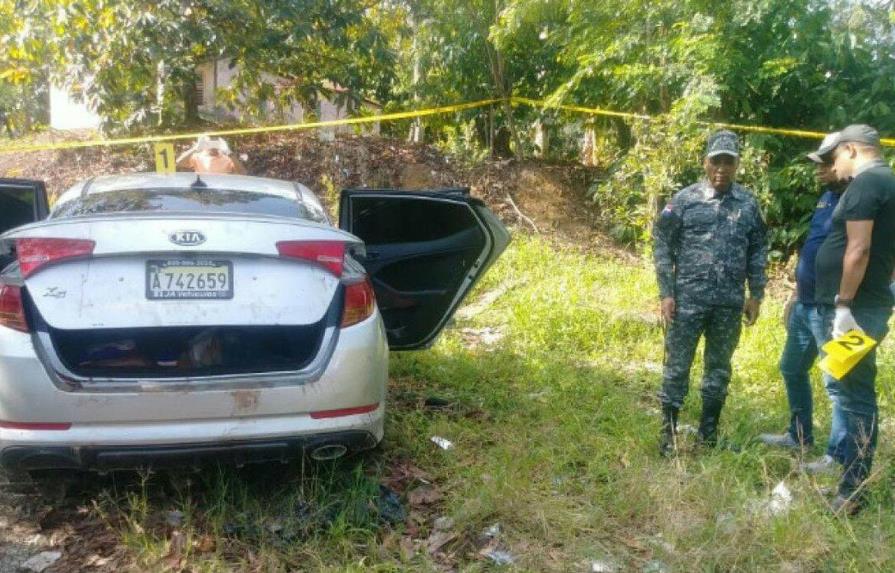 Hallan tres muertos dentro de un vehículo en La Vega