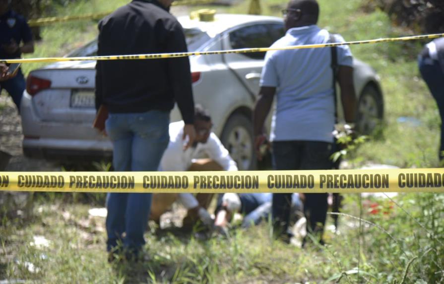 Muertos hallados dentro de vehículo en La Vega presentan heridas de bala  