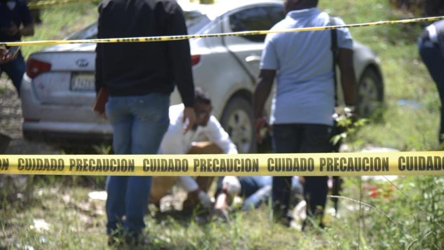 Muertos hallados dentro de vehículo en La Vega presentan heridas de bala  