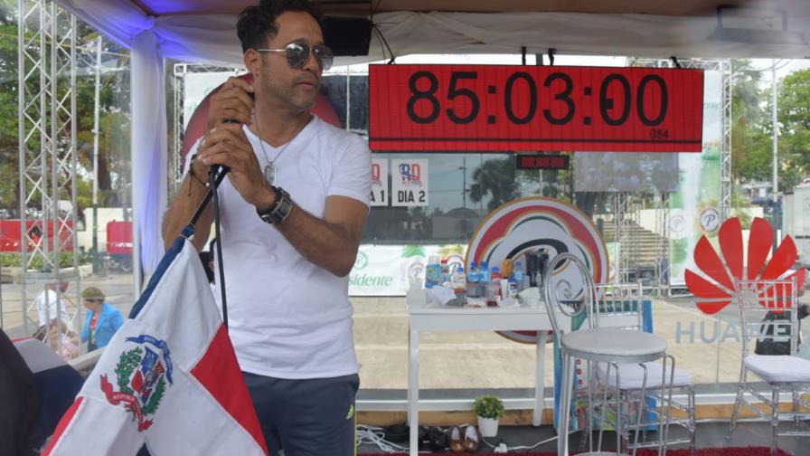 Carlos Silver en sus últimas horas para lograr el récord Guinness de más horas cantando