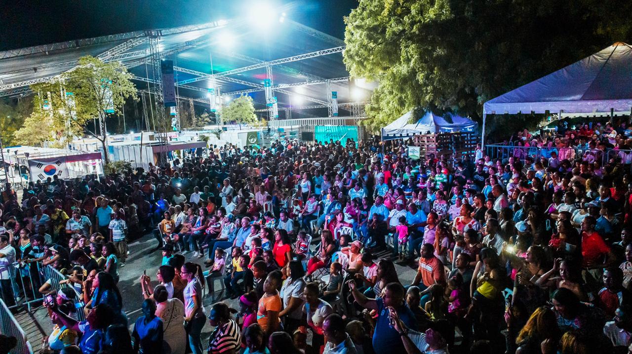 Parte del público disfrutando de la agenda artística.