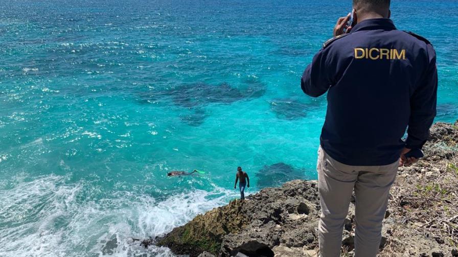 Buzos encuentran partes de un vehículo color blanco en el mar Caribe Buzos encuentran partes de un vehículo color blanco en el mar Caribe