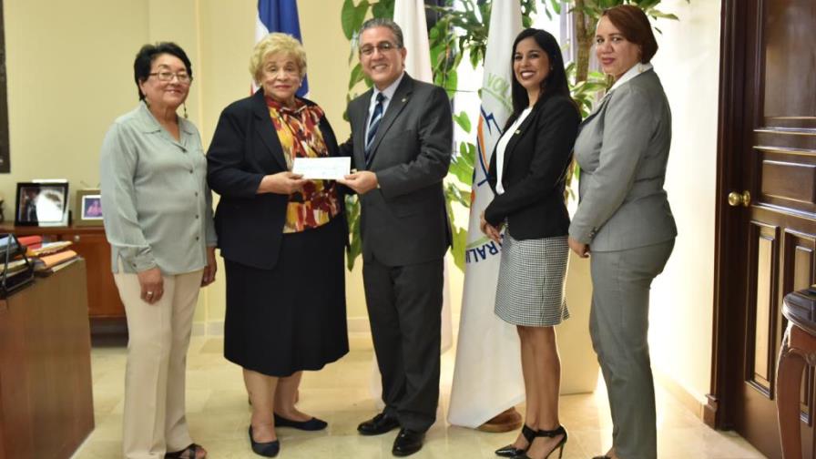 Voluntariado del Banco Central dona RD$555,000 a la Cruz Roja