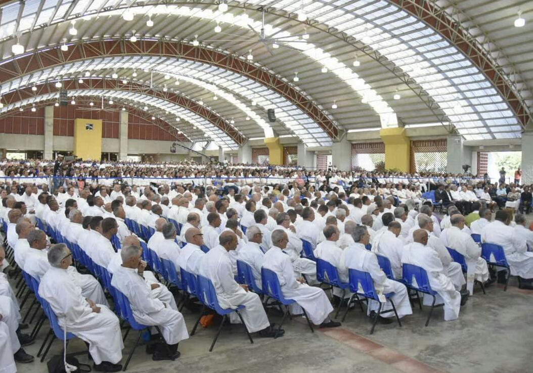 Sacerdotes dominicanos renuevan sus votos durante la Misa Crismal que se celebra este Jueves Santo. 