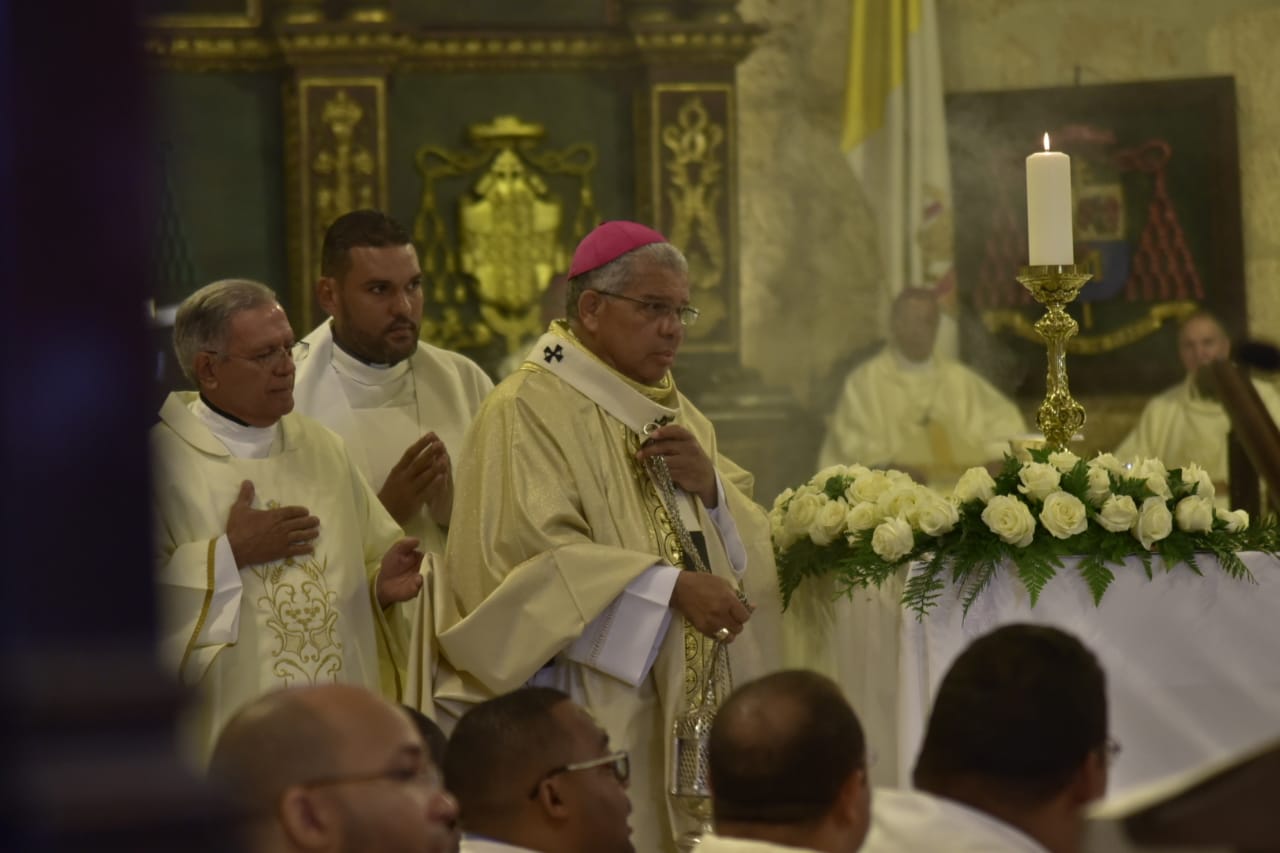 Vista del arzobispo metropolitano de Santo Domingo, Francisco Ozoria durante la Misa Crismal.
