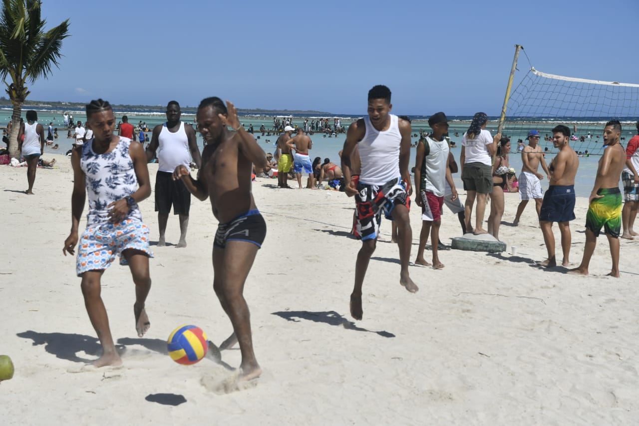 Playas del Este están llenas de bañistas durante la Semana Mayor - Diario  Libre