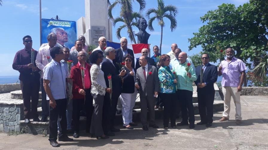 Honran a los combatientes de la Revolución de Abril