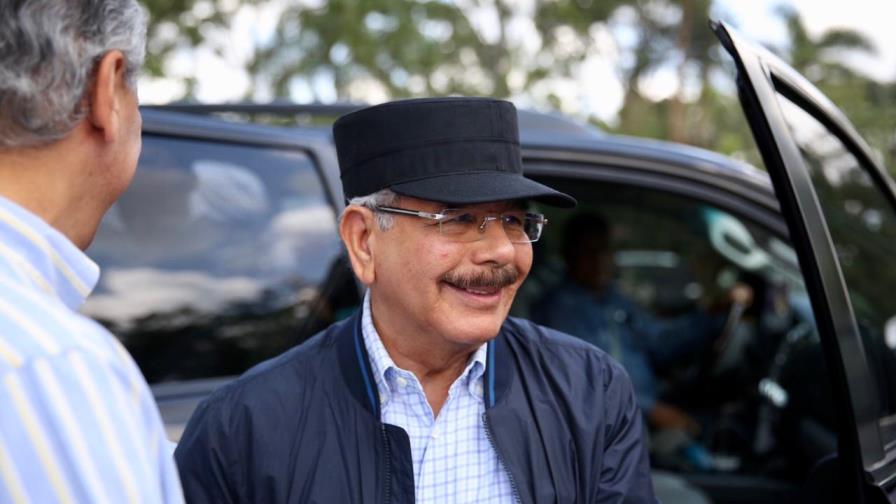 El quepis del presidente Medina llama la atención en visita a productores de cacao