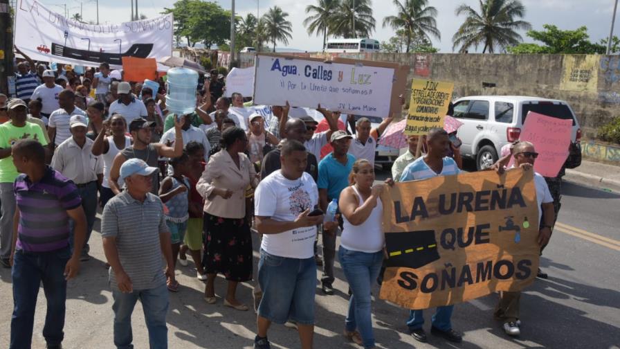 Residentes en La Ureña se lanzan a las calles en reclamo de obras y servicios 