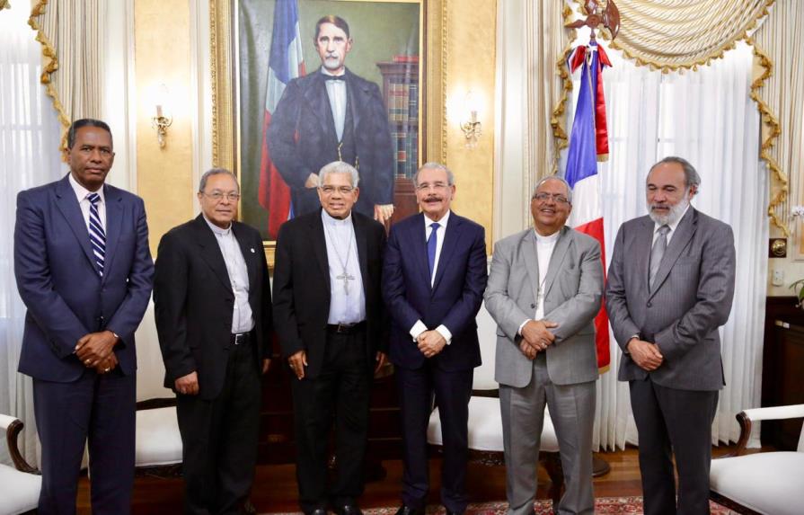 Presidente Medina recibe en Palacio a crítico del Gobierno, monseñor Francisco Ozoria