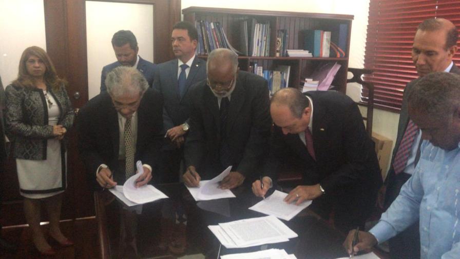 Médicos levantan paro y firman acuerdo con ARS Humano y otras aseguradoras Médicos levantan paro y firman acuerdo con ARS Humano y otras aseguradoras