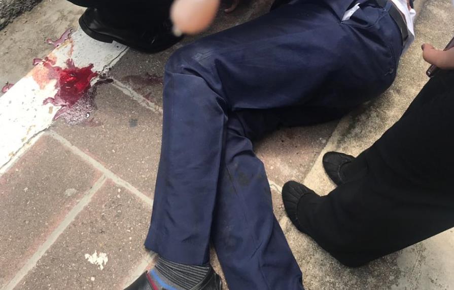 Policía confirma joven se lanzó de plaza comercial con fines suicidas; no hubo manos criminales 