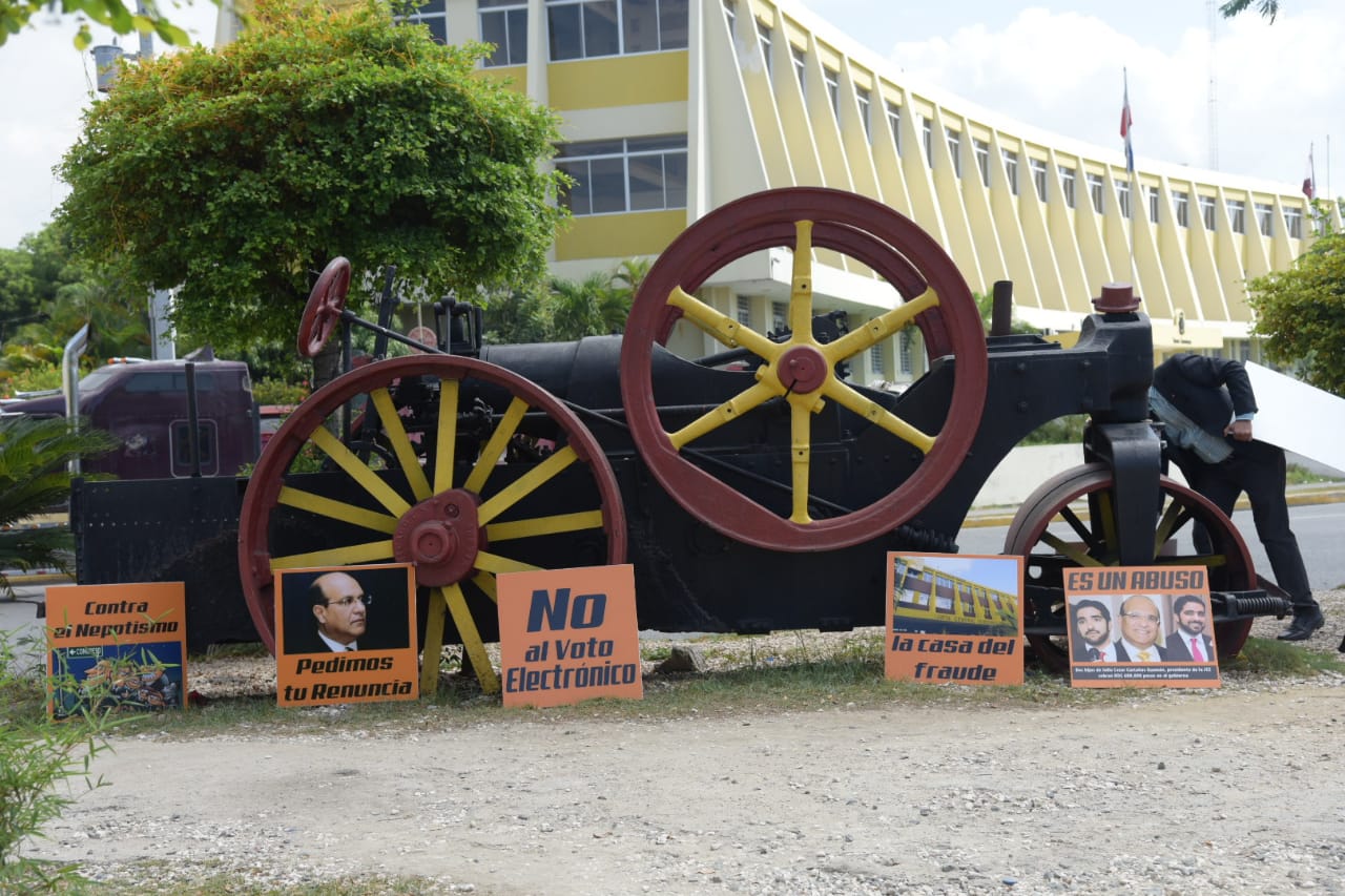 Algunas de las pancartas con los motivos de la protesta.