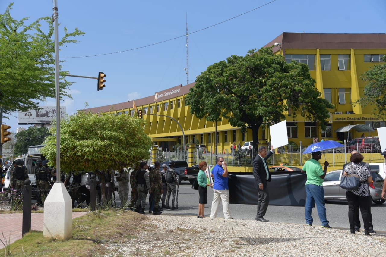 Por el momento, el grupo de manifestantes es reducido.