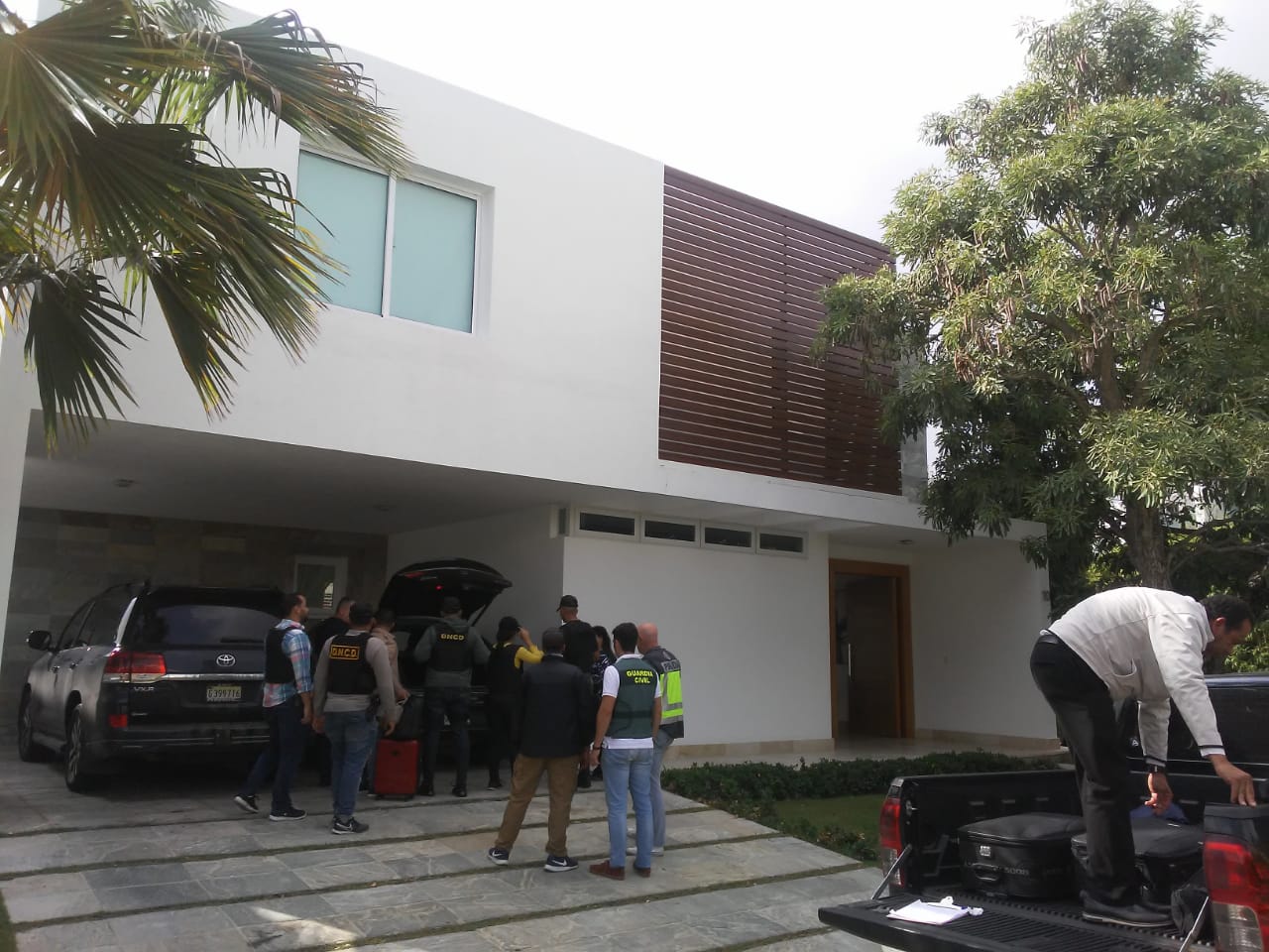 Vista de la residencia allanada. 