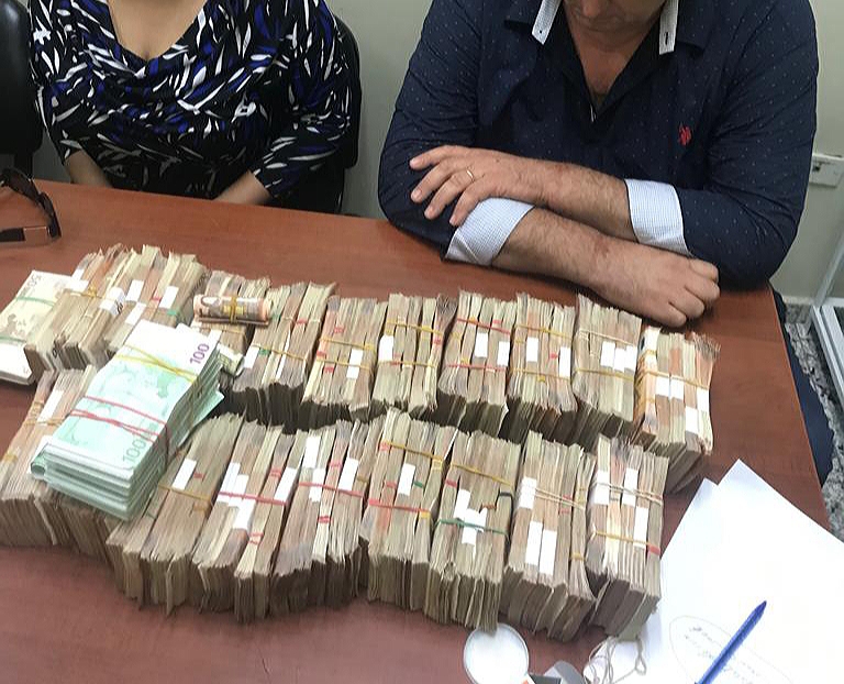 Parte del dinero incautado por las autoridades. 