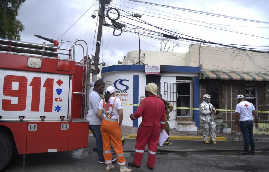 Fuego afectó local comercial en Santiago