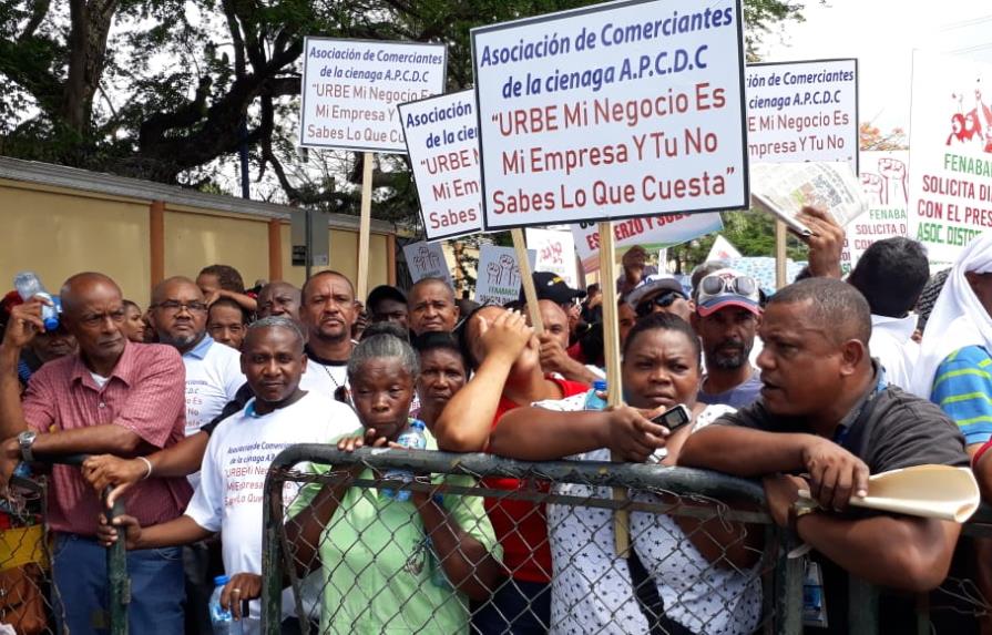Habitantes de la Ciénaga y los Guandules exigen una digna reubicación; marchan hasta el Palacio Nacional  