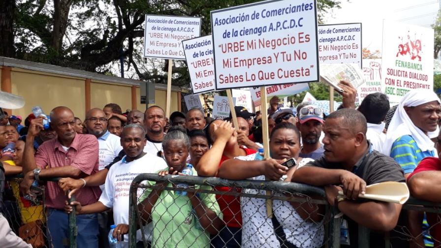 Habitantes de la Ciénaga y los Guandules exigen una digna reubicación; marchan hasta el Palacio Nacional Habitantes de la Ciénaga y los Guandules exigen una digna reubicación; marchan hasta el Palacio Nacional