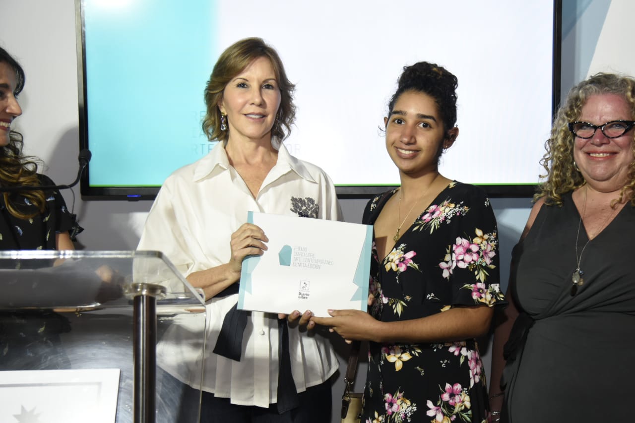 Rosángela Pellerano y la mención de honor Yamile Suero, con su obra “Sin título”