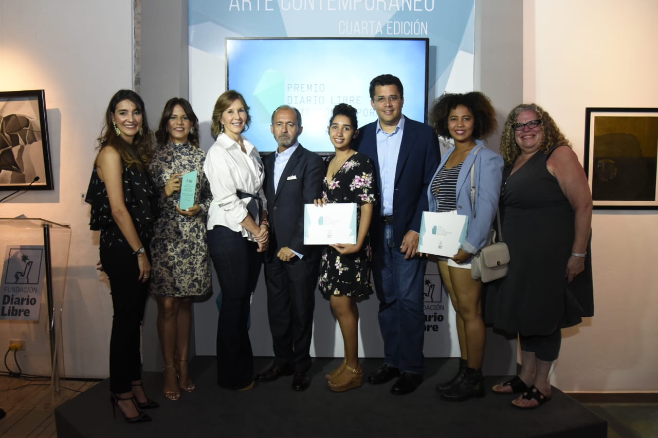 La presidenta de la Fundación Diario Libre, Rosángela Pellerano, junto al alcalde del Distrito Nacional, David Collado, los miembros del jurado y ganadores del Premio Diario Libre Arte Contemporáneo (DLAC) 2019, entregado anoche durante un concurrido acto. El primer premio fue para Anabelle Lucas, ganadora con su obra “La madre, la hija, la amiga de alguien...”. Fueron premiadas con menciones de honor Yoce Ramírez con su obra “Espacio Paleolítico” y Yamile Suero Hernández con su pieza “Sin título”. El galardón fue creado con el objetivo de fomentar el desarrollo de los artistas jóvenes en el país y en el extranjero.