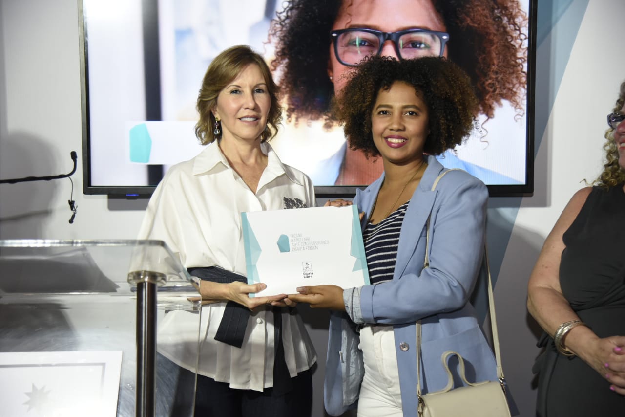 Rosángela Pellerano y la mención de honor Yocelín Ramírez Suero, con su obra “Espacio Paleolítico”