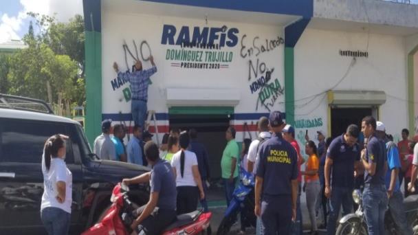 Alcaldesa y Bautista Rojas pintan grafiti en local de Ramfis Domínguez Trujillo en Salcedo