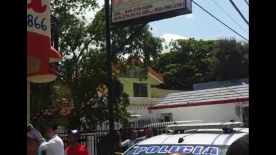 Asaltantes que usaban pelucas matan mensajero de casa de cambio en Santiago 