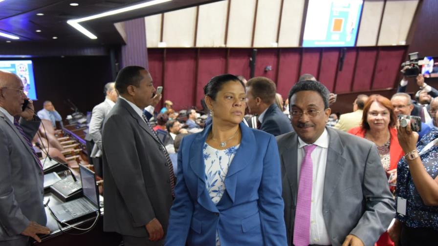 Diputados de Leonel Fernández abandonaron el hemiciclo porque” el Congreso está sitiado”