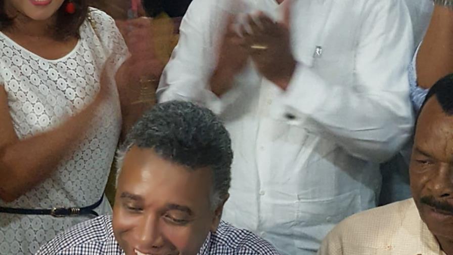 Félix Bautista inscribe su precandidatura a senador por San Juan