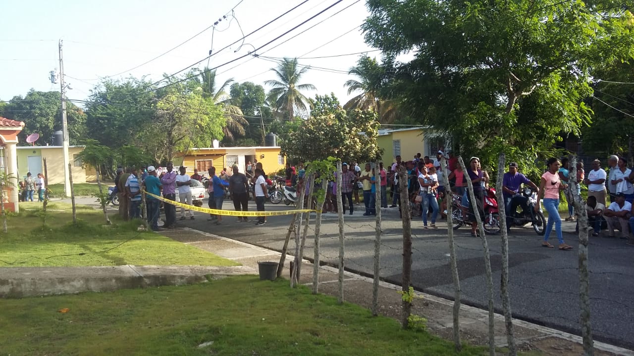 Decenas de personas han ido al lugar donde ocurrió el hecho.