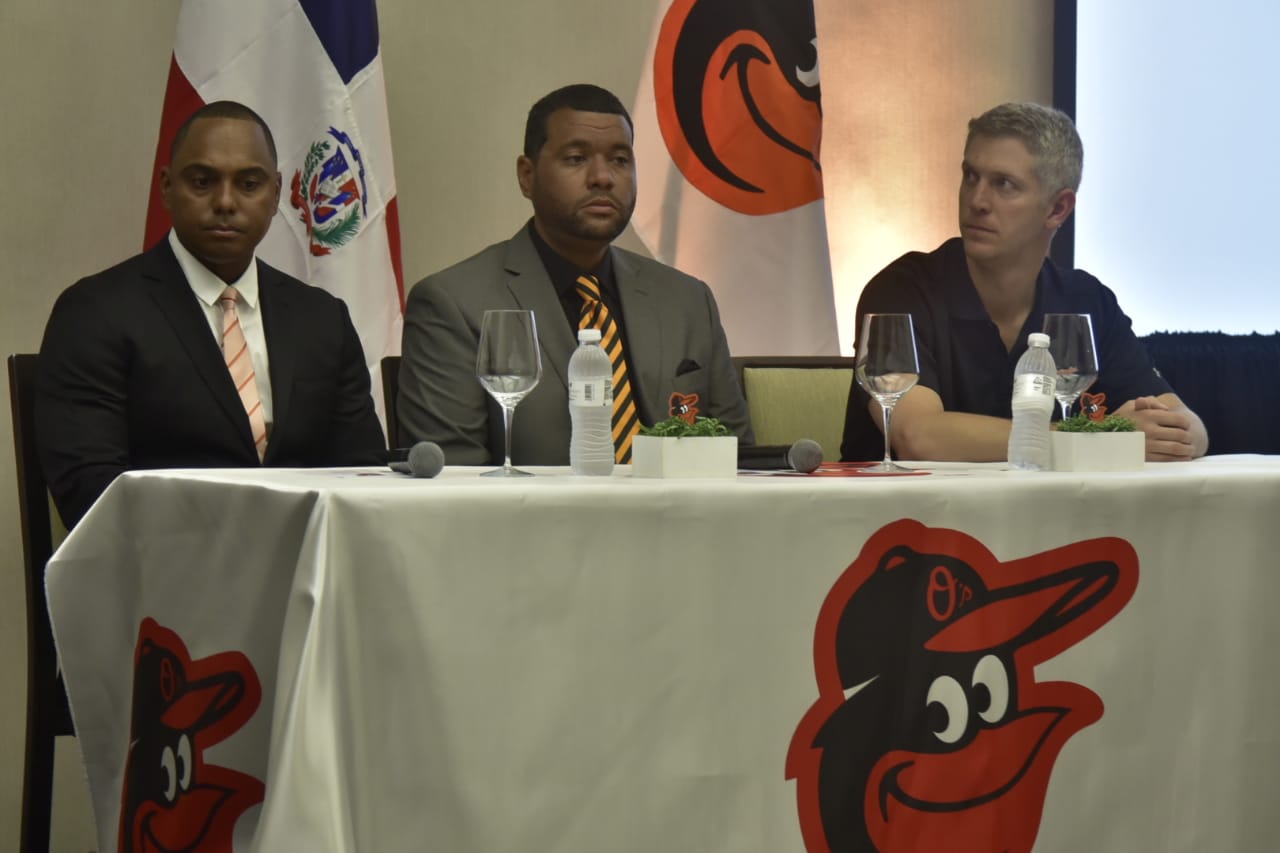 Mike Pérez (centro), y otros ejecutivos de los Orioles.