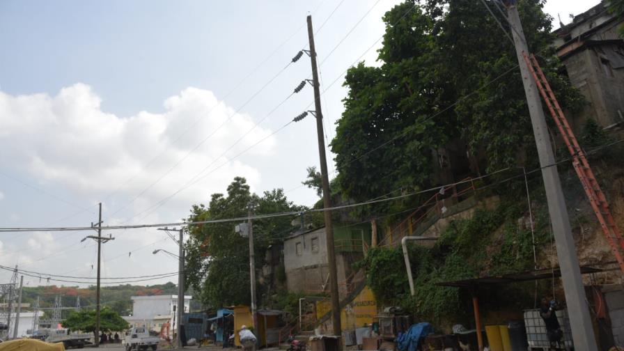 Residentes en La Zurza denuncian tandas de apagones de más 16 horas