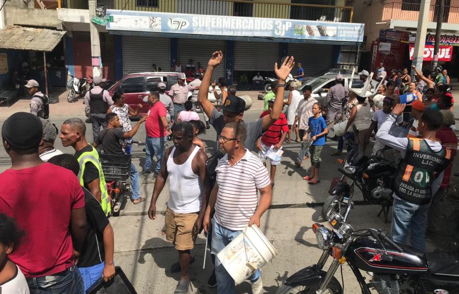 Moradores de Los Girasoles se lanzan a las calles por falta de agua potable 