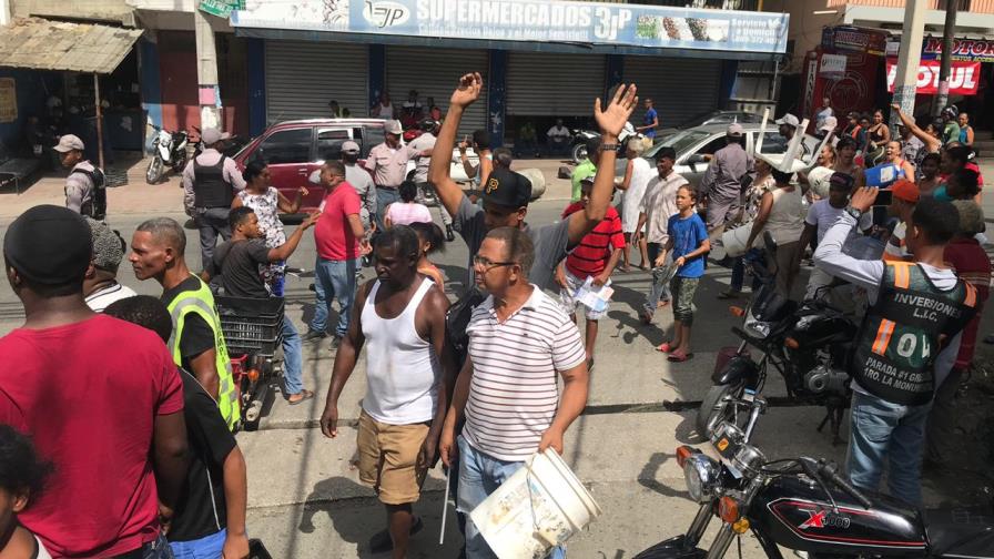 Moradores de Los Girasoles se lanzan a las calles por falta de agua potable 