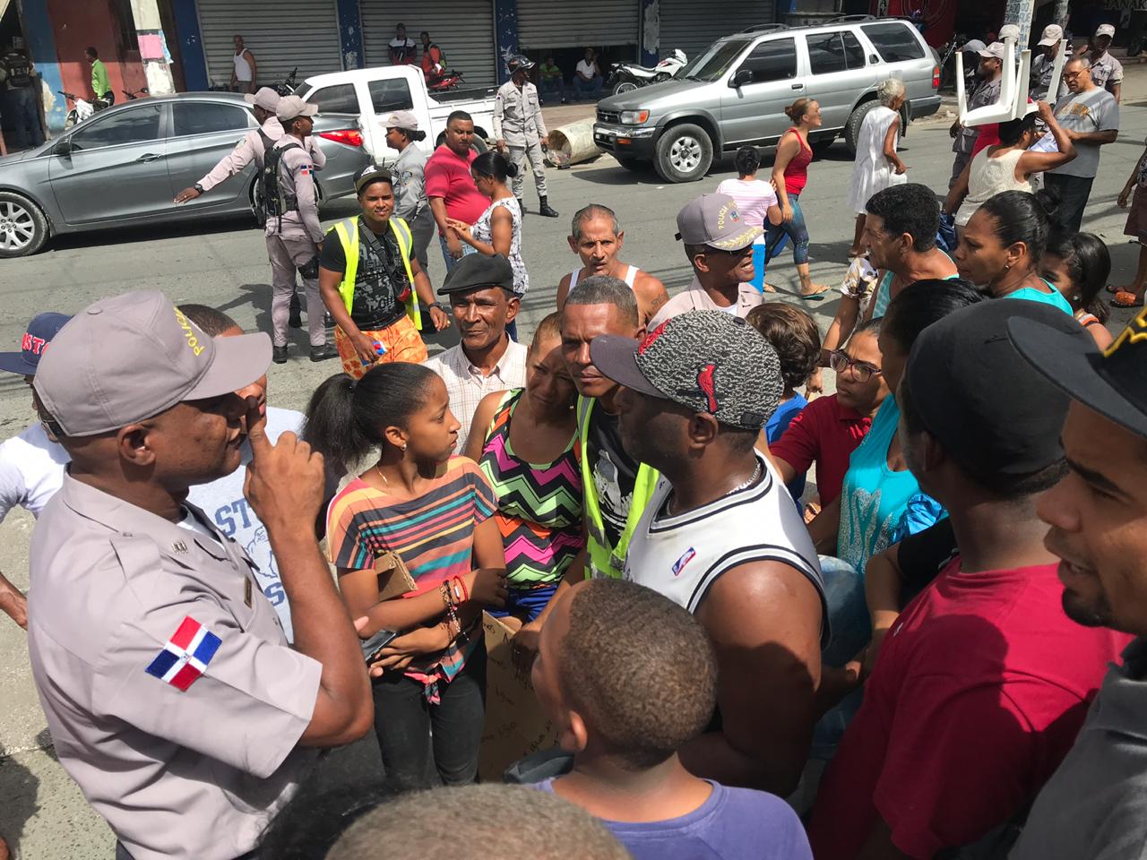 A la protesta se presentaron agentes policiales para mantener el orden. 