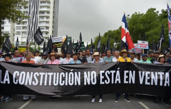 EN VIVO | Seguidores de Leonel desafían la lluvia y marchan hacia el Congreso Nacional