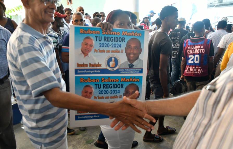 Carteristas hicieron su agosto en jornada de inscripción de precandidatos del PRM en Santo Domingo Norte