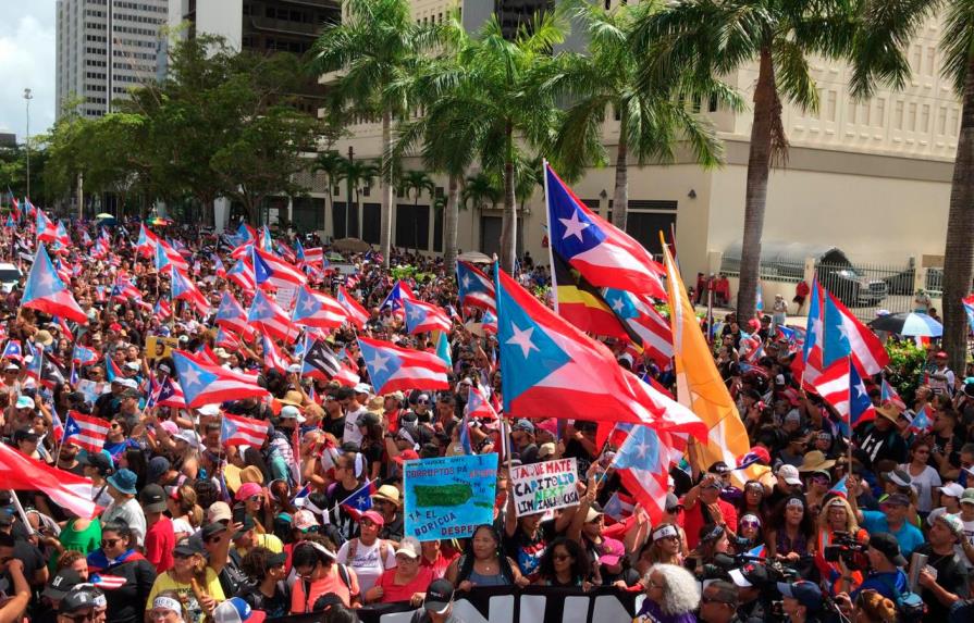 Puertorriqueños celebran con marcha la renuncia del gobernador Ricardo Rosselló